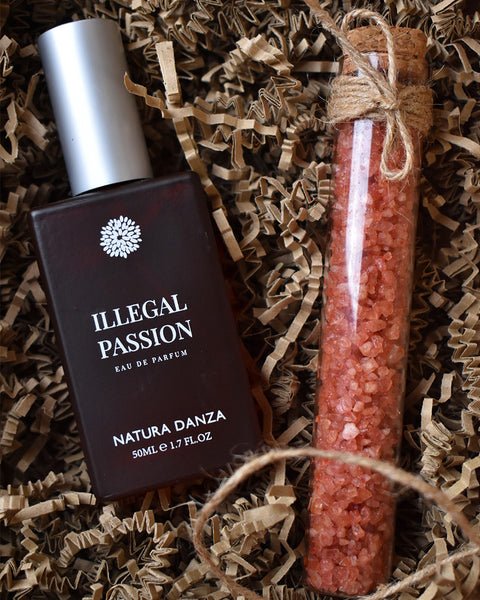 Σετ με άρωμα Ξυλώδες και Unisex ILLEGAL PASSION: Άρωμα 50ml και Άλατα Μπάνιου - NATURADANZA