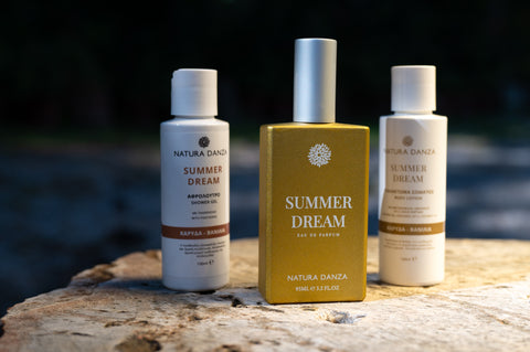 Άρωμα, αφρόλουτρο και γαλάκτωμα σώματος Summer Dream της Natura Danza σε καλοκαιρινό σκηνικό.