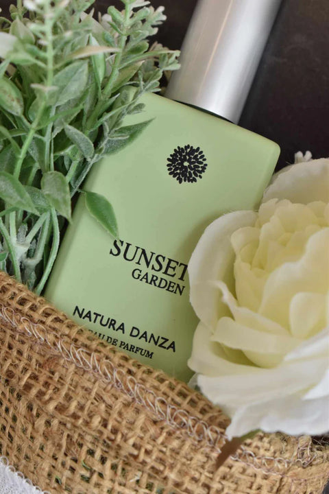 Ανακαλύψτε το Άρωμα Sunset Garden της NATURA DANZA: Η Απόλυτη Έκφραση Ρομαντισμού και Φινέτσας