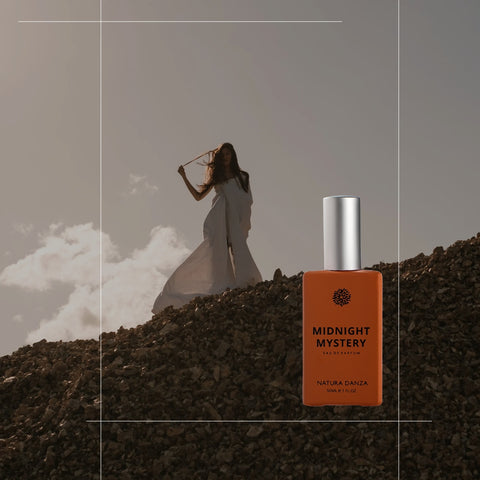 Άρωμα Midnight Mystery Natura Danza σε κινηματογραφικό σκηνικό με γυναίκα σε βουνό