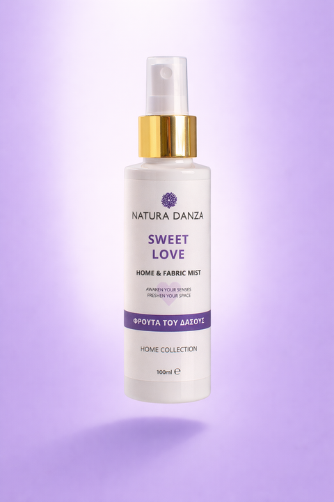 Home & fabric mist Natura Danza Sweet Love 100ml με άρωμα μούρων, σταφύλι και φραγκοστάφυλο για αρωματισμό χώρου και ρούχων.