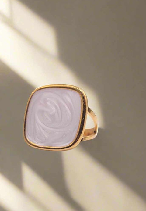 Pearl Swirl Statement Ring – Δαχτυλίδι με Πέρλα & Χρυσή Λεπτομέρεια για Κομψές Εμφανίσεις