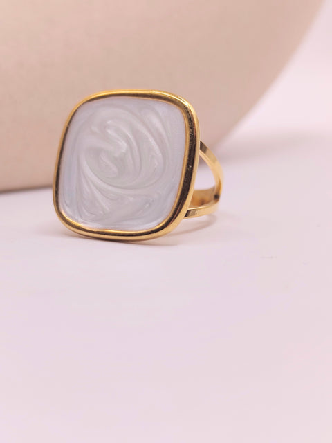 Pearl Swirl Statement Ring – Δαχτυλίδι με Πέρλα & Χρυσή Λεπτομέρεια για Κομψές Εμφανίσεις